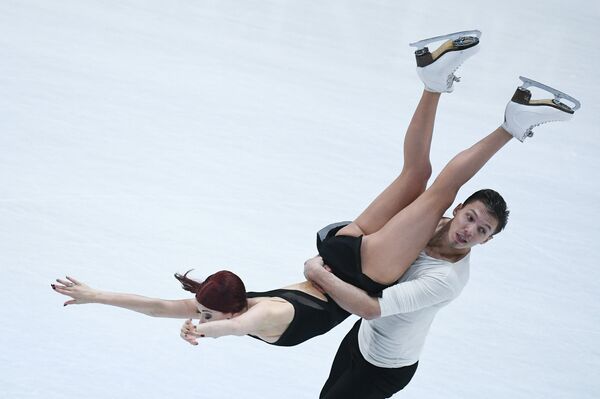 Екатерина Боброва и Дмитрий Соловьев выступают в произвольной программе танцев на льду на чемпионате мира по фигурному катанию в Хельсинки