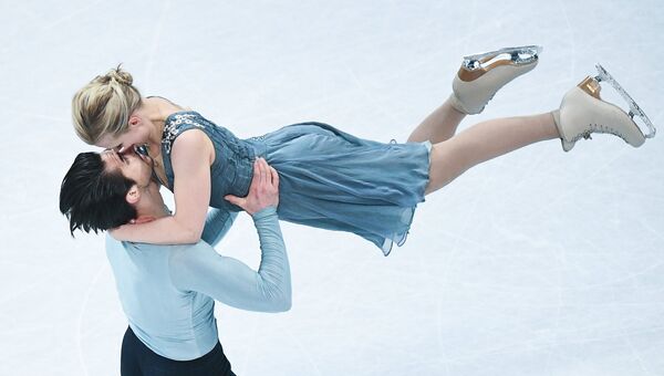 Мэдисон Хаббелл и Захари Донохью выступают в произвольной программе танцев на льду на чемпионате мира по фигурному катанию в Хельсинки