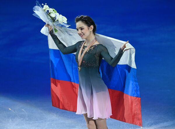 Евгения Медведева, завоевавшая золотую медаль в женском одиночном катании на чемпионате мира по фигурному катанию в Хельсинки
