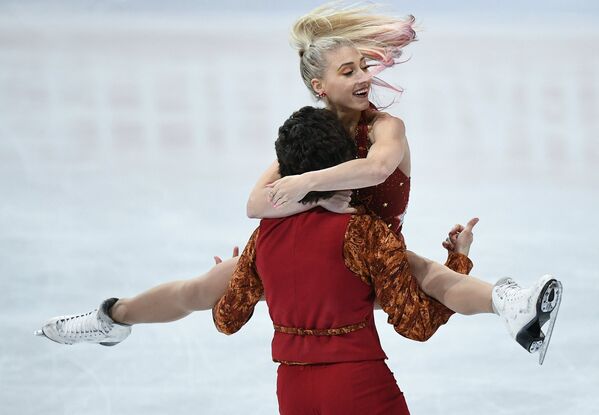 Пайпер Гиллес и Поль Пуарье выступают в короткой программе танцев на льду на чемпионате мира по фигурному катанию в Хельсинки