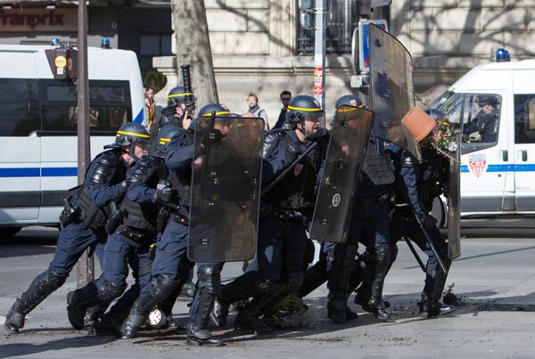 Сотрудники полиции во время акции протеста представителей китайской диаспоры в Париже