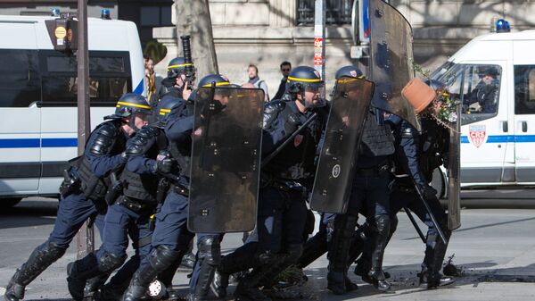 Сотрудники полиции во время акции протеста в Париже