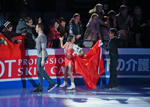 Суй Вэньцзин и Хань Цу, завоевавшие золотые медали в парном катании на чемпионате мира по фигурному катанию в Хельсинки
