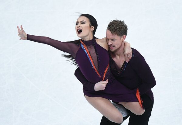 Мэдисон Чок и Эван Бейтс выступают в произвольной программе танцев на льду на чемпионате мира по фигурному катанию в Хельсинки