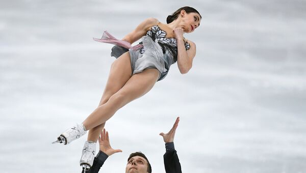 Наталья Забияко и Александр Энберт выступают в произвольной программе парного катания на чемпионате мира по фигурному катанию в Хельсинки