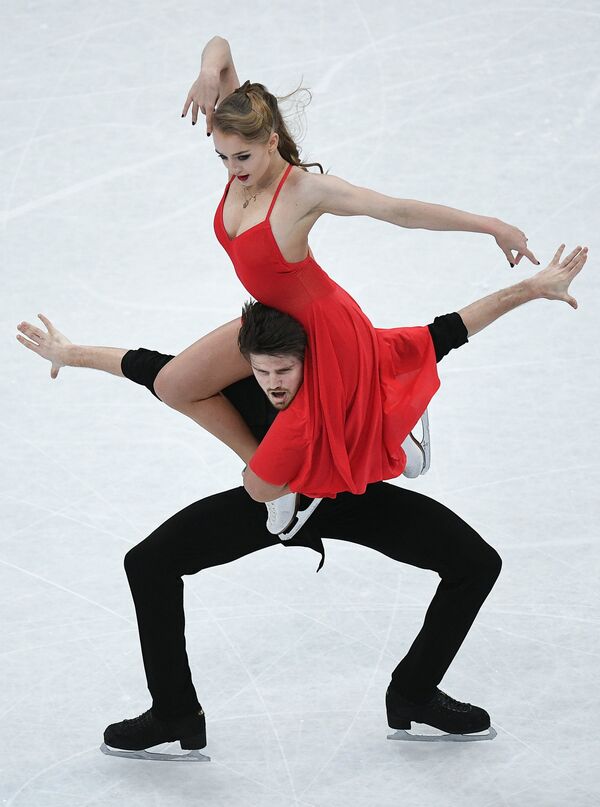 Александра Степанова и Иван Букин выступают в произвольной программе танцев на льду на чемпионате мира по фигурному катанию в Хельсинки