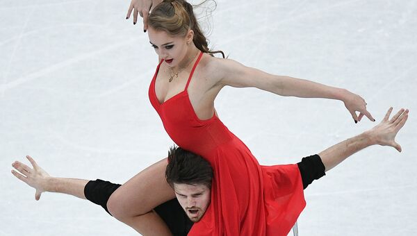 Александра Степанова и Иван Букин выступают в произвольной программе танцев на льду на чемпионате мира по фигурному катанию в Хельсинки