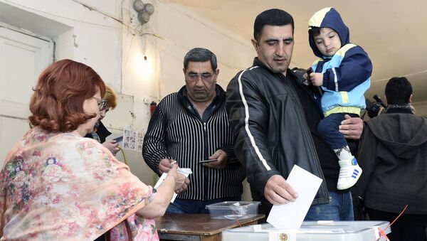Мужчина голосует на выборах в Национальное собрание — однопалатный парламент Армении на избирательном участке в Ереване. 2 апреля 2017