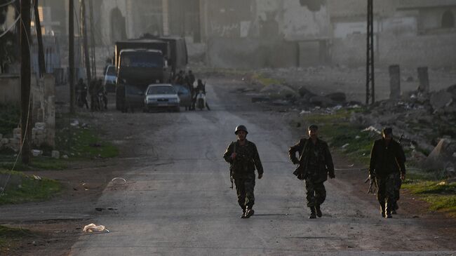 Бойцы сирийской армии в поселке Мадждаль к северу от города Хама.  Архивное фото