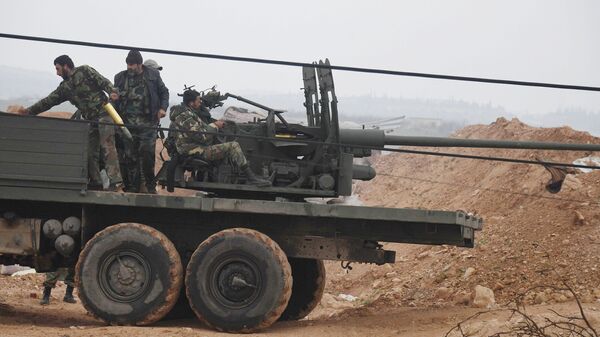 Бойцы сирийской армии во время наступления на город Хальфая на севере сирийской провинции Хама. Архивное фото