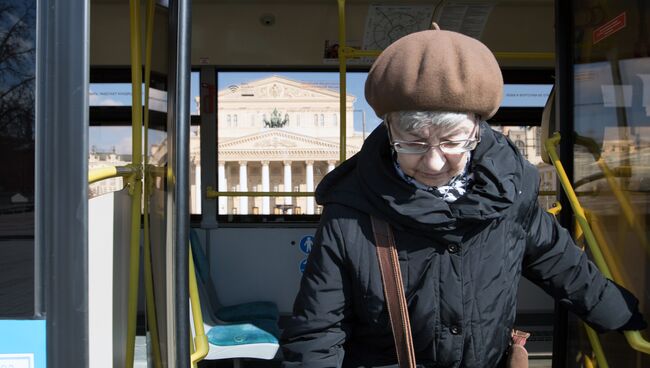 Женщина выходит из автобуса в Москве. Архивное фото