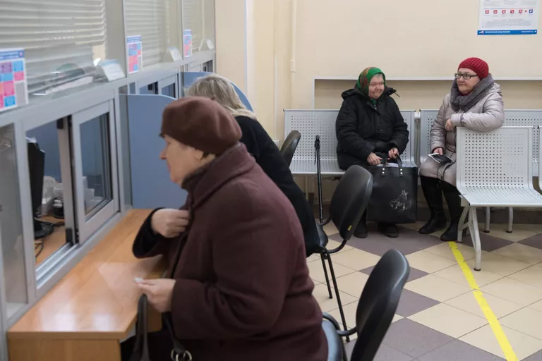 Посетители в отделении Пенсионного фонда РФ Посетители в отделении Пенсионного фонда РФ