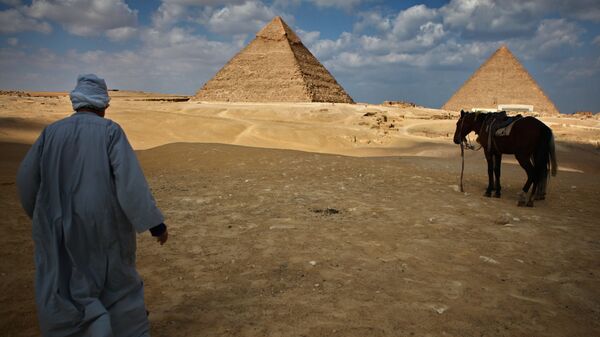 Египетские пирамиды на плато Гиза в пригороде Каира. Архивное фото