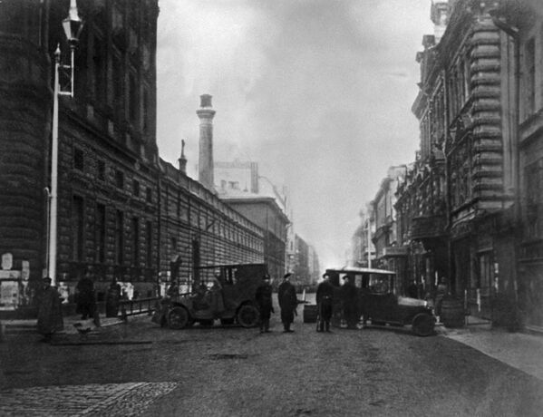 Петроград. Октябрь 1917 года. Баррикады на улицах города