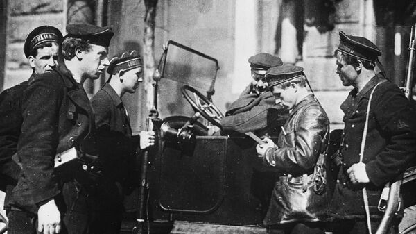 Патруль моряков на улицах Петрограда. 1917 год