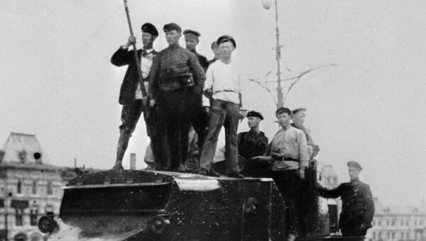 Рабочие на броневике. Красная площадь, 1917 год