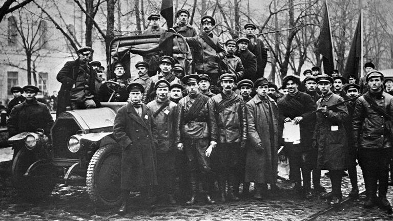 Красногвардейцы на Конногвардейском бульваре в Петрограде. Октябрь 1917 года. Фотография Виктора Буллы.