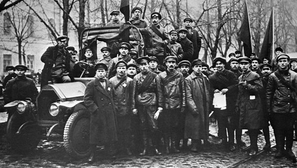 Красногвардейцы на Конногвардейском бульваре в Петрограде. Октябрь 1917 года. Фотография Виктора Буллы.