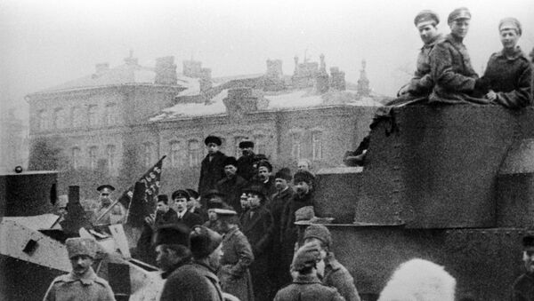 Бойцы Красной армии на улицах Петрограда в октябрьские дни 1917 года