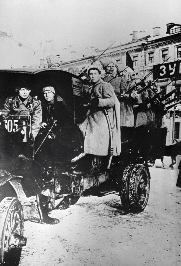 Отряд вооруженных красногвардейцев на грузовике. Москва, 1917 год