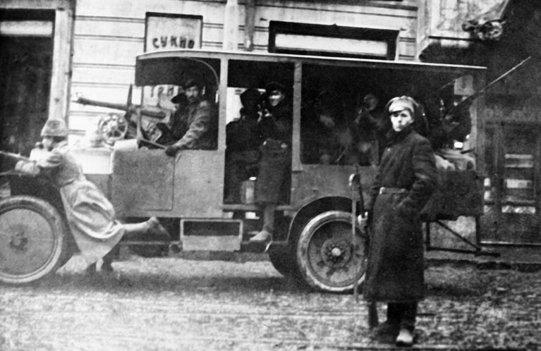 Победа Великой Октябрьской социалистической революции в Москве. Отряд красногвардейцев патрулирует улицы города.
