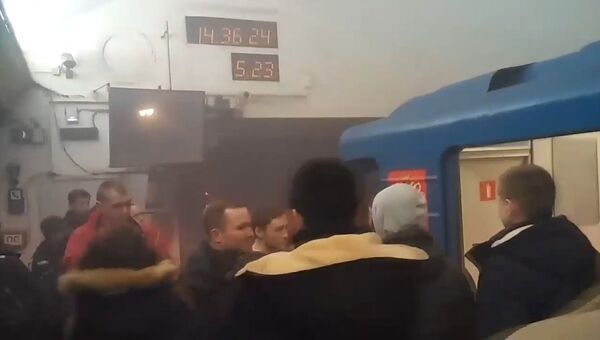Паника, крики и дым - первые кадры с места взрыва в метро Санкт-Петербурга