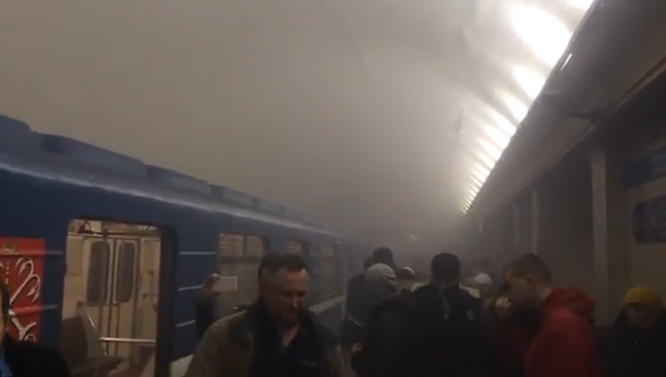 Появились видео с места взрывов в метро Петербурга
