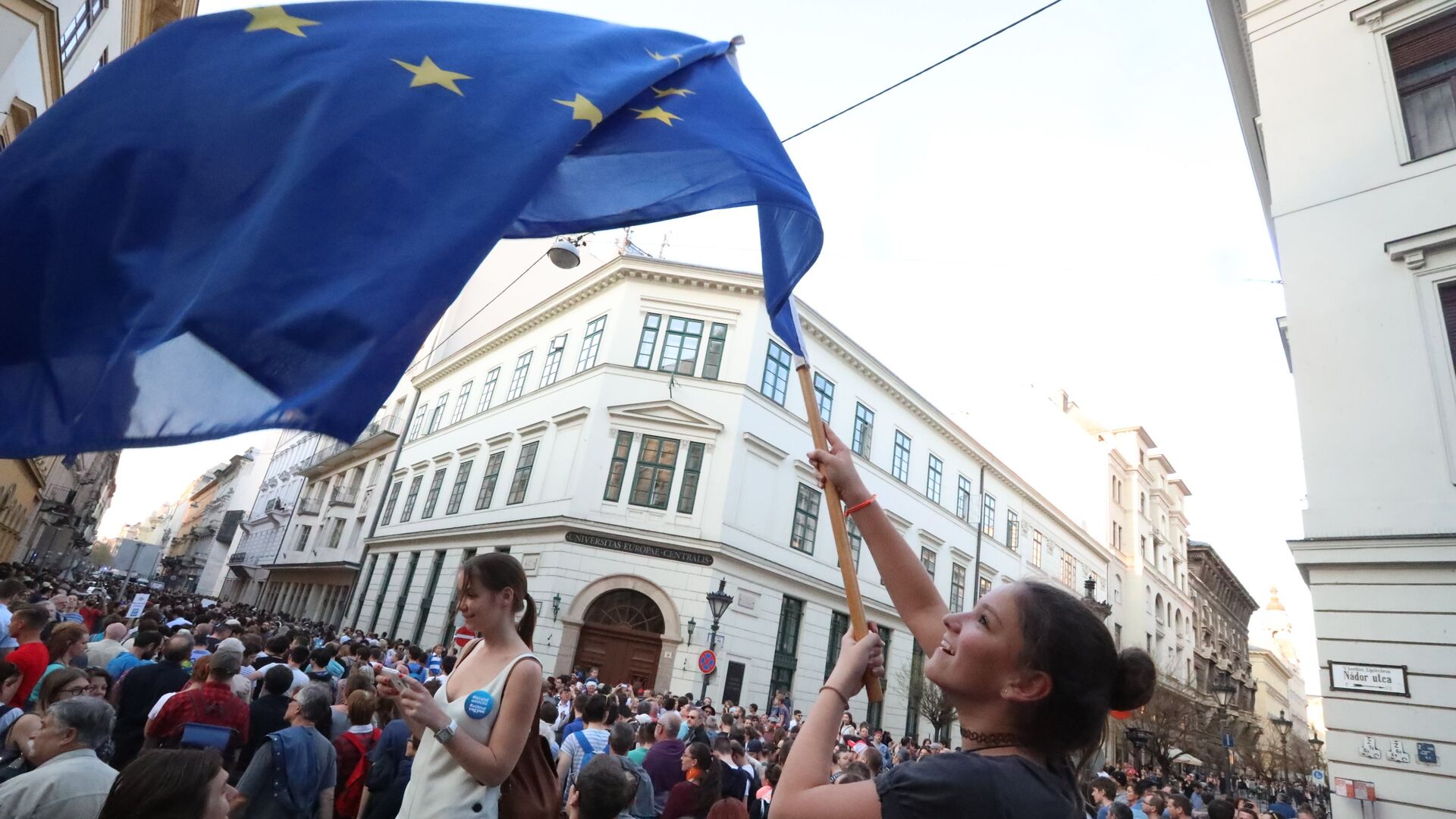 Протесты на улицах Будапешта в поддержку Центрально-Европейского университета, принадлежащего фонду Джорджа Сороса, в Будапеште. Март 2017 года - РИА Новости, 1920, 03.04.2017