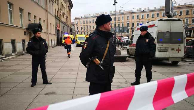 Полицейские у станции метро Сенная площадь в Санкт-Петербурге. Архивное фото
