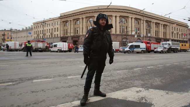 Сотрудник полиции у станции метро Технологический институт в Санкт-Петербурге. Архивное фото