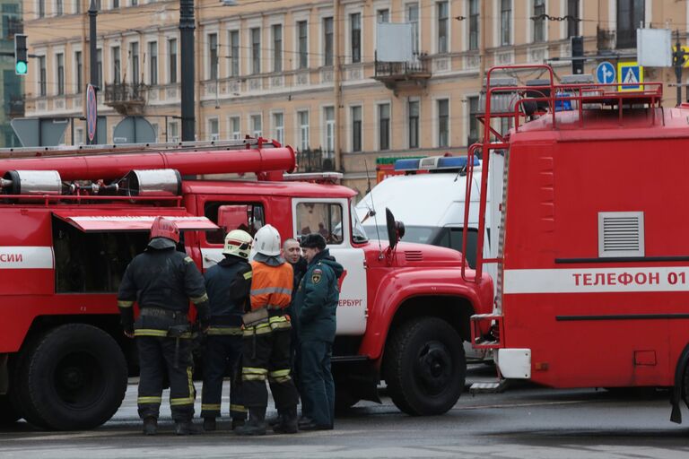 Сотрудники пожарной службы МЧС РФ у станции метро Технологический институт в Санкт-Петербурге, где произошел взрыв