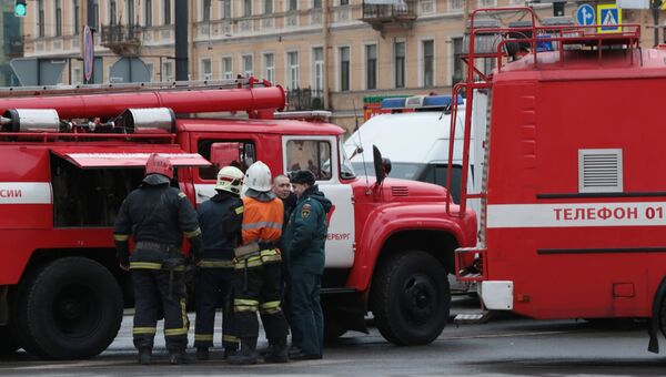 Сотрудники пожарной службы МЧС РФ у станции метро Технологический институт в Санкт-Петербурге, где произошел взрыв