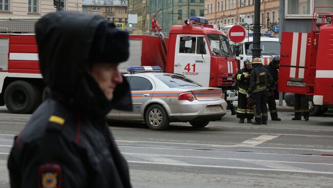 Сотрудники спасательной службы МЧС у станции метро Технологический институт в Санкт-Петербурге, где произошли взрывы