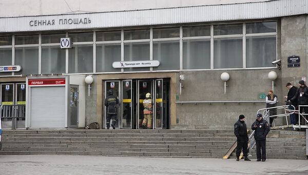 Сотрудники спасательной службы МЧС у станции метро Сенная площадь в Санкт-Петербурге, где произошли взрывы