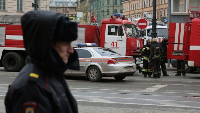 Сотрудники спецслужб у станции метро Технологический институт в Санкт-Петербурге