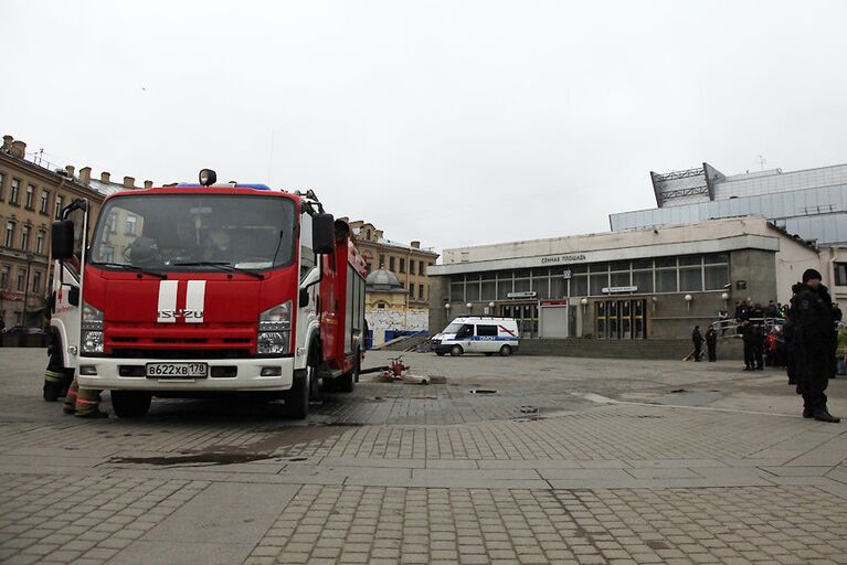 Аварийные службы у станции метро Сенная площадь в Санкт-Петербурге