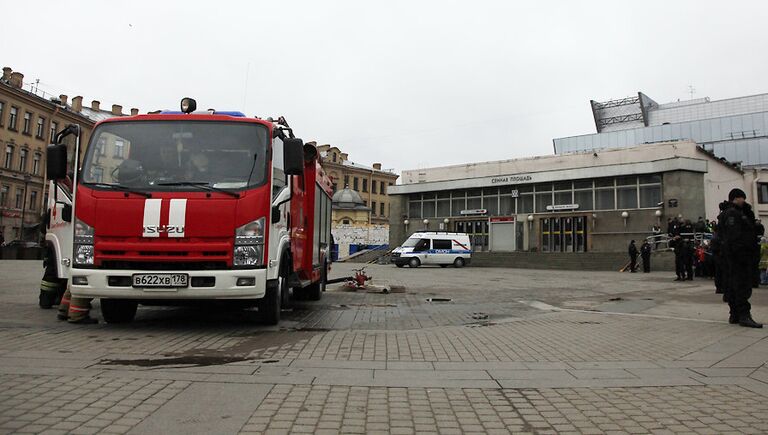 Аварийные службы у станции метро Сенная площадь в Санкт-Петербурге