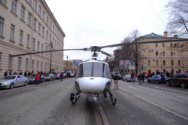 Вертолет санитарной авиации у станции метро Технологический институт в Санкт-Петербурге Вертолет санитарной авиации у станции метро Технологический институт в Санкт-Петербурге