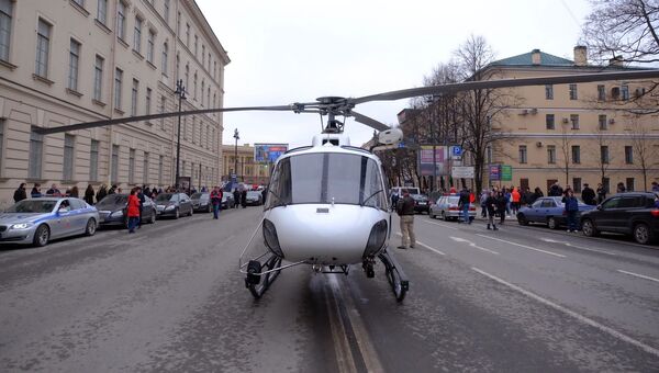 Вертолет санитарной авиации у станции метро Технологический институт в Санкт-Петербурге