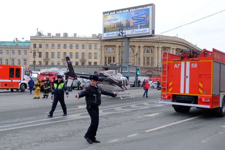 Автомобили спецслужб у станции метро Технологический институт в Санкт-Петербурге. 3 апреля 2017