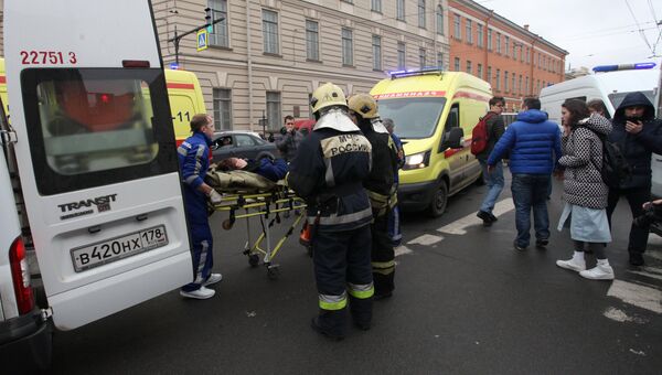 Эвакуация пострадавших в результате взрыва со станции метро Технологический институт в Санкт-Петербурге