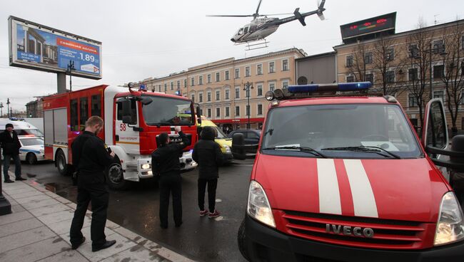 Автомобили пожарной службы МЧС РФ у станции метро Технологический институт в Санкт-Петербурге