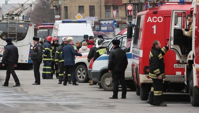 Сотрудники пожарной службы МЧС РФ у станции метро Технологический институт в Санкт-Петербурге