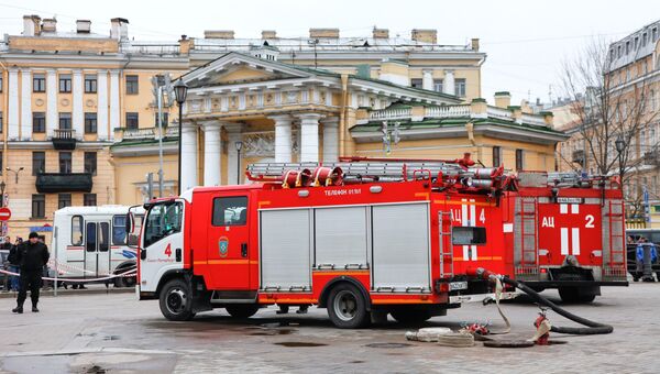 Пожарные автомашины у станции метро Сенная площадь в Санкт-Петербурге. Архивное фото