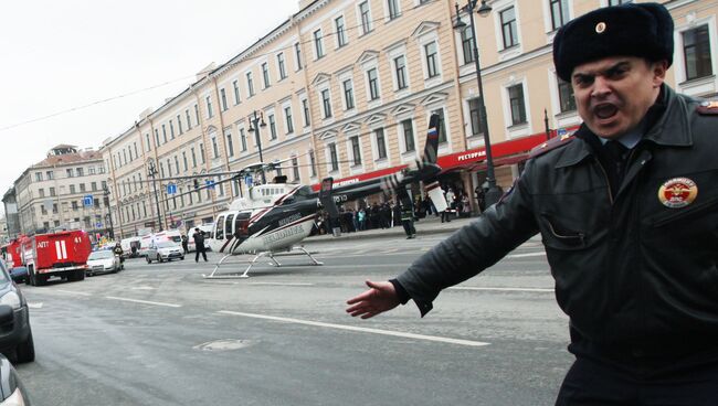 Сотрудник полиции у станции метро Технологический институт в Санкт-Петербурге