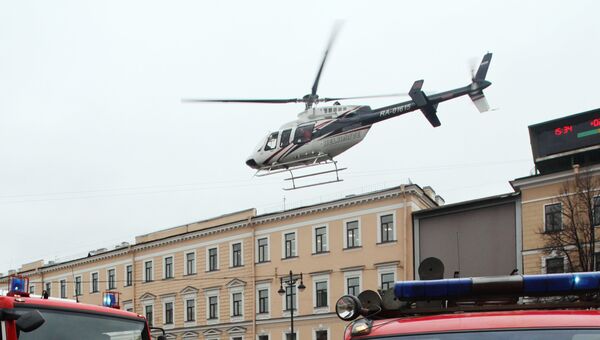 Вертолет у станции метро Технологический институт в Санкт-Петербурге