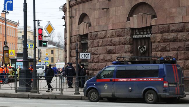 Автомобиль следственного комитета РФ у станции метро Технологический институт в Санкт-Петербурге, где произошел взрыв