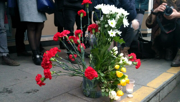 Цветы в память о погибших во время взрыва у станции Сенная площадь в Петербурге