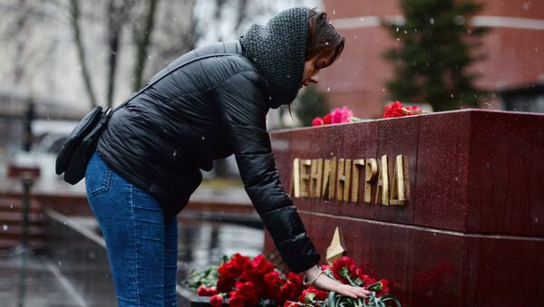 Цветы в память о погибших в метро Санкт–Петербурга на Аллее Городов-героев в Москве