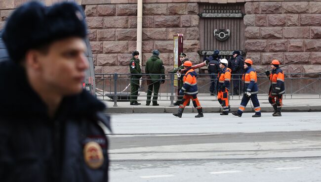 Сотрудники спецслужб у станции метро Технологический институт в Санкт-Петербурге